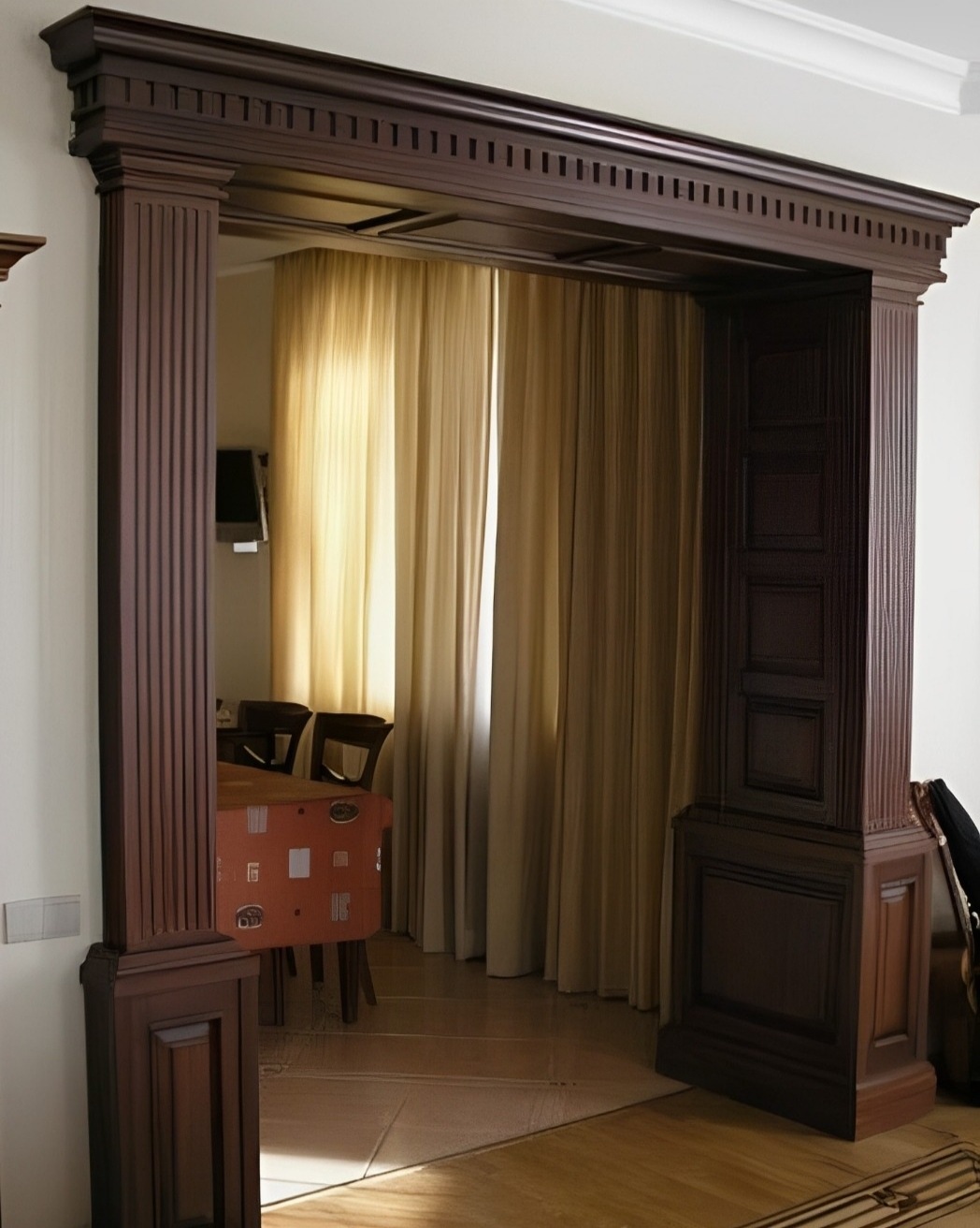 Дверная деревянная арка